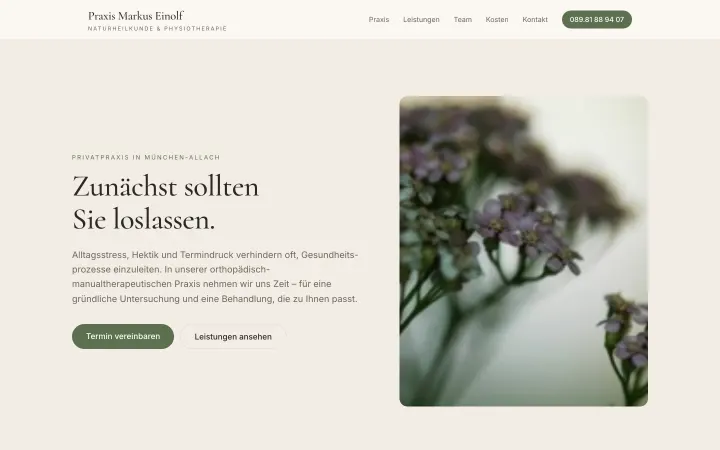 Startseite der Praxis Markus Einolf: helle, warme Fläche, Titel «Zunächst sollten Sie loslassen.», rechts ein unscharfes Blütenbild, Knöpfe für Termin und Leistungen.