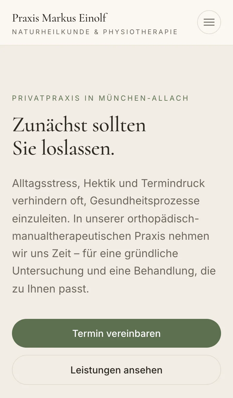 Mobile Ansicht der Praxisseite mit Titel und Blütenbild untereinander.