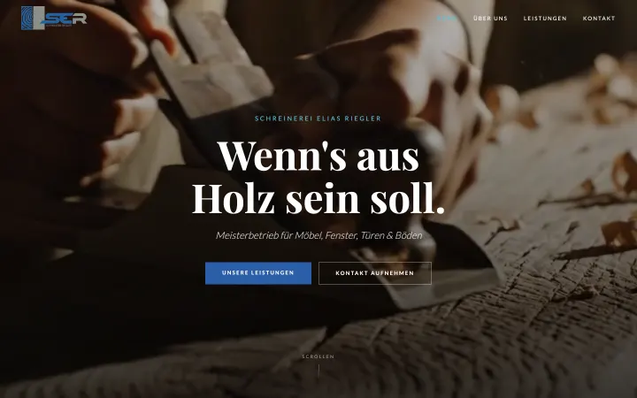 Startseite der Schreinerei Riegler: dunkles Vollbild mit Hobel und Holzspänen, Titel «Wenn's aus Holz sein soll.», zwei Knöpfe für Leistungen und Kontakt.