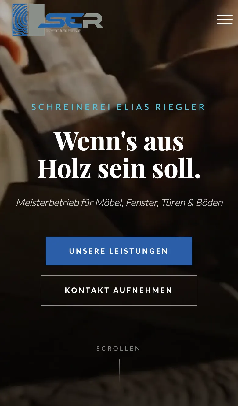 Mobile Ansicht der Startseite mit Titel und Knöpfen untereinander.