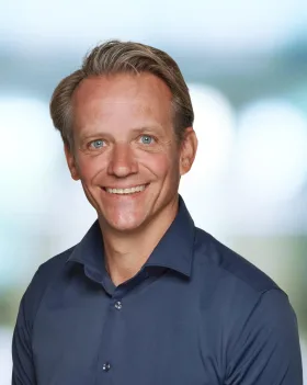 Jan Lopez, lachend, im blauen Hemd