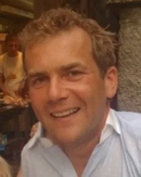 Maximilian Westermeier, lachend, im Freien
